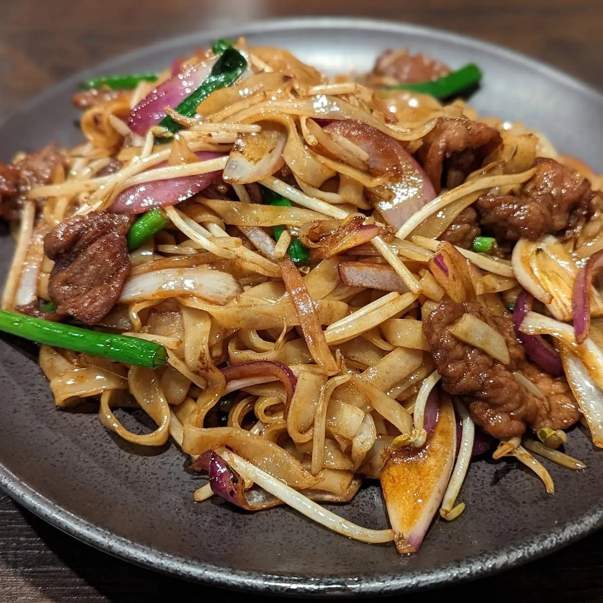 Flat Rice Noodles with Beef 干炒牛河
